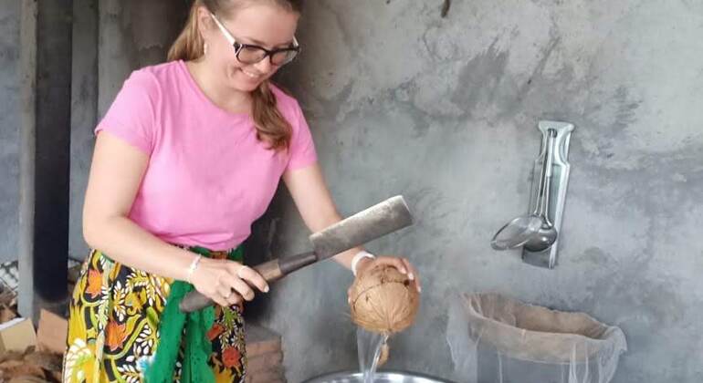 Preparare l'olio di cocco tradizionale di Bali con una famiglia balinese