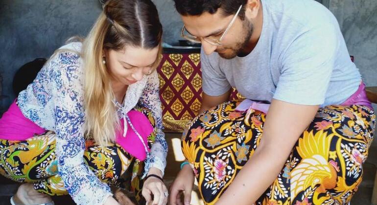 Preparare l'olio di cocco tradizionale di Bali con una famiglia balinese