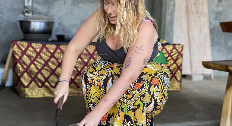 Preparare l'olio di cocco tradizionale di Bali con una famiglia balinese
