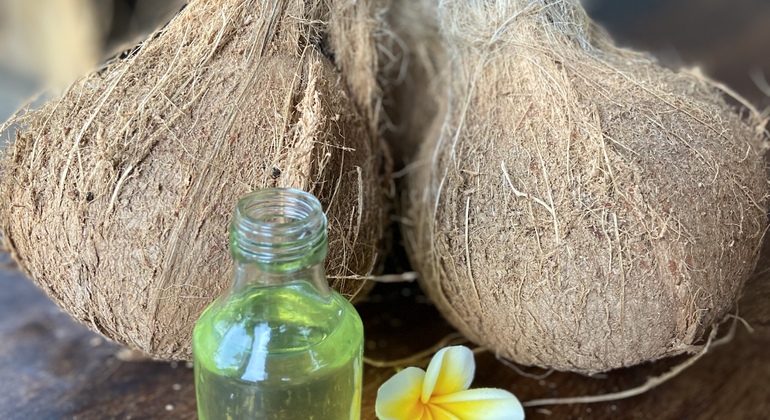 Preparare l'olio di cocco tradizionale di Bali con una famiglia balinese