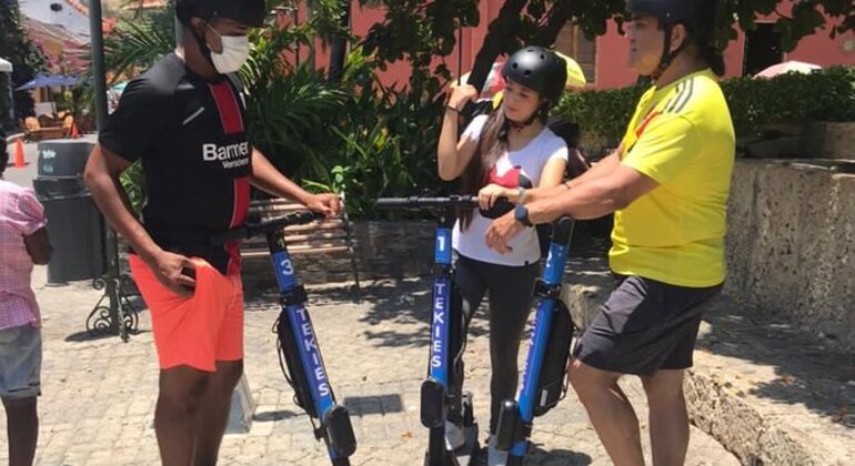 Emocionante recorrido en scooter por la Ciudad Amurallada y Getsemani