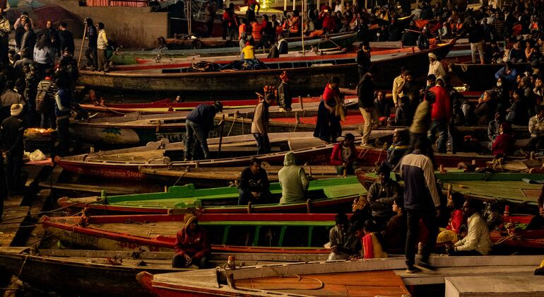 Paseo en barco al atardecer con ceremonia nocturna Aaarti (oración)