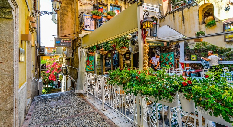 Taormina: Die sizilianischen Farben und Geschmäcker des Weißen Lotus