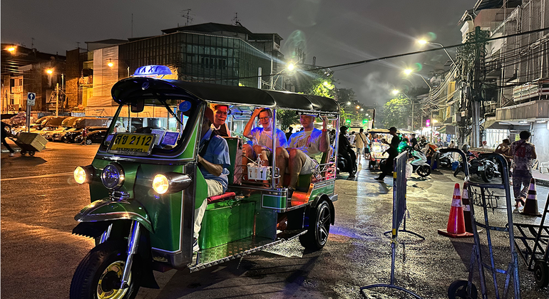 Bangkok Night Tour: Food, Temple & Tuk-Tuk