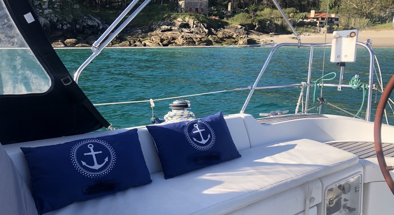 Barco Velero: Navega, Nada y Disfruta de las Islas Cies