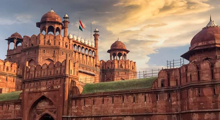Discover New Delhi’s Highlights by Car