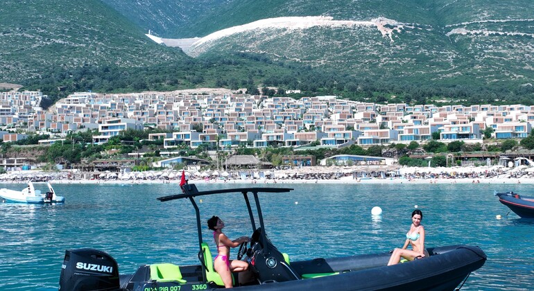 Abenteuer zur Grama Bay und Blue Gem Cave Speedboat Tour