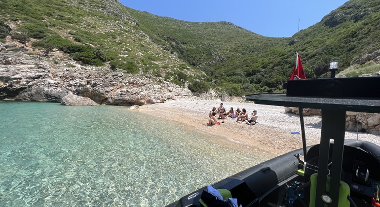 Abenteuer zur Grama Bay und Blue Gem Cave Speedboat Tour