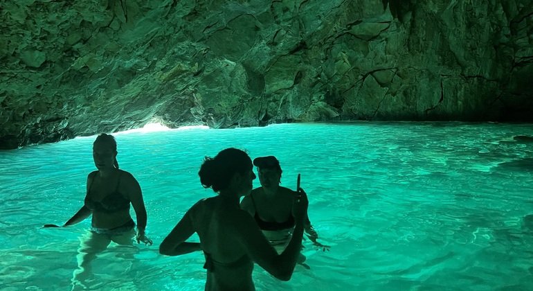 Abenteuer zur Grama Bay und Blue Gem Cave Speedboat Tour