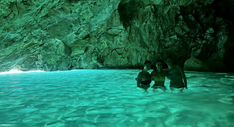 Abenteuer zur Grama Bay und Blue Gem Cave Speedboat Tour