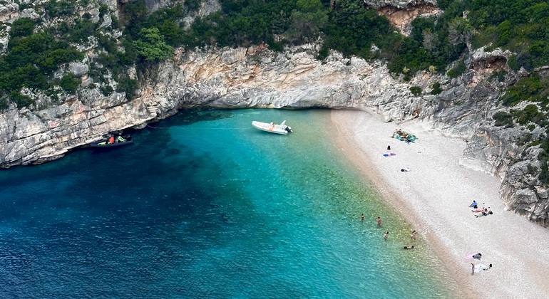 Abenteuer zur Grama Bay und Blue Gem Cave Speedboat Tour