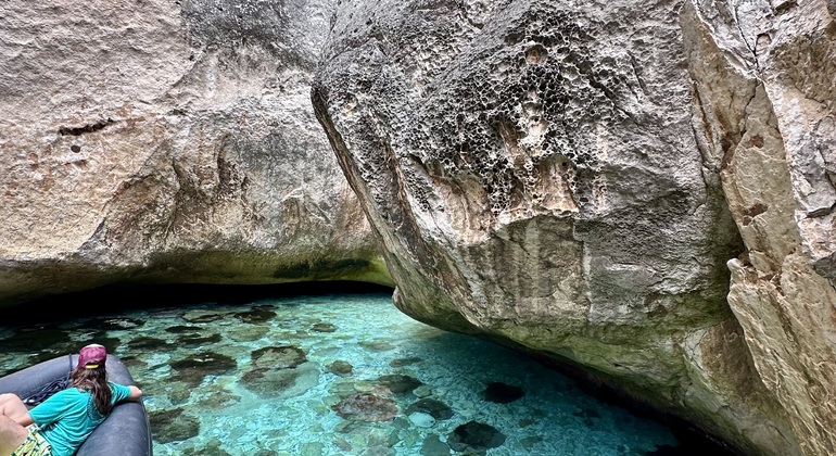 Abenteuer zur Grama Bay und Blue Gem Cave Speedboat Tour