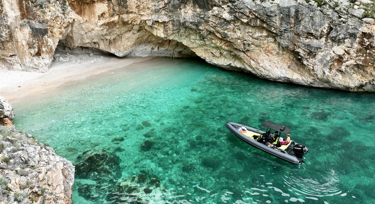Abenteuer zur Grama Bay und Blue Gem Cave Speedboat Tour