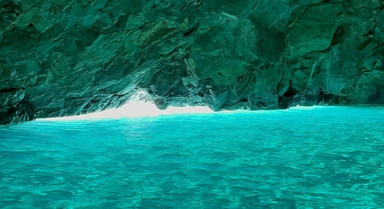 Abenteuer zur Grama Bay und Blue Gem Cave Speedboat Tour