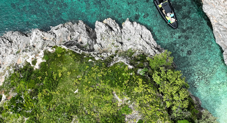 Abenteuer zur Grama Bay und Blue Gem Cave Speedboat Tour