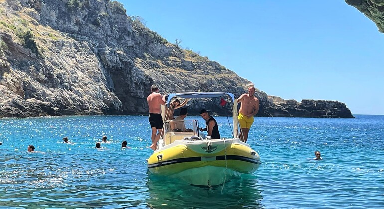Abenteuer zur Grama Bay und Blue Gem Cave Speedboat Tour