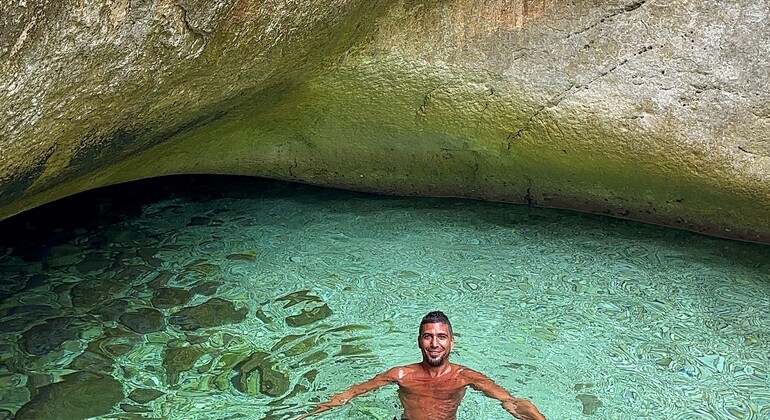 Abenteuer zur Grama Bay und Blue Gem Cave Speedboat Tour