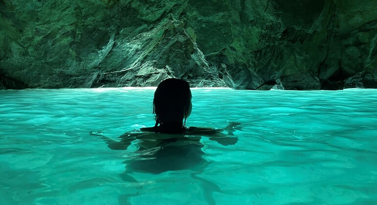 Abenteuer zur Grama Bay und Blue Gem Cave Speedboat Tour