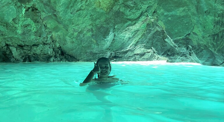 Abenteuer zur Grama Bay und Blue Gem Cave Speedboat Tour