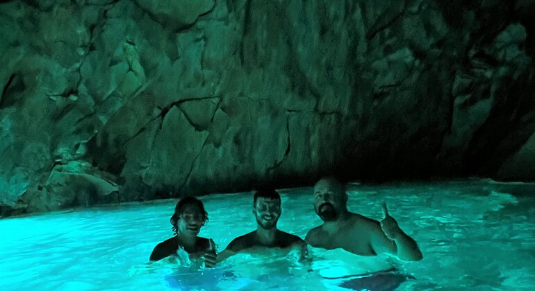 Abenteuer zur Grama Bay und Blue Gem Cave Speedboat Tour