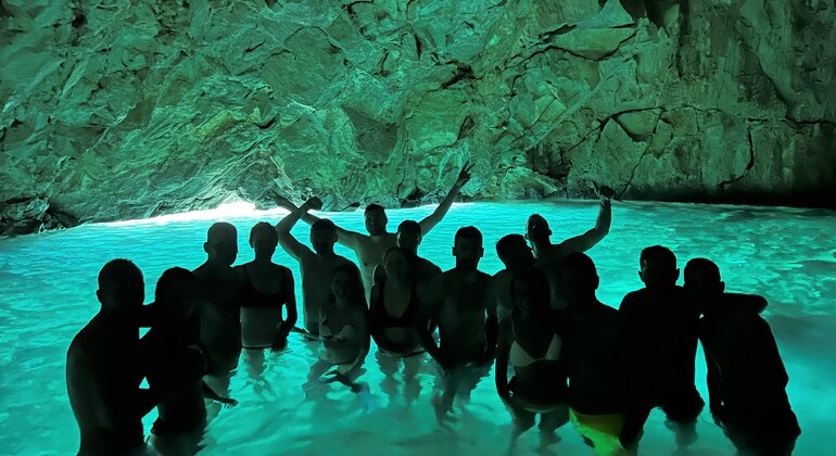 Abenteuer zur Grama Bay und Blue Gem Cave Speedboat Tour