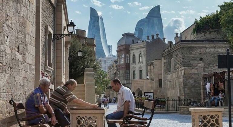 Visita às maravilhas antigas e modernas de Baku