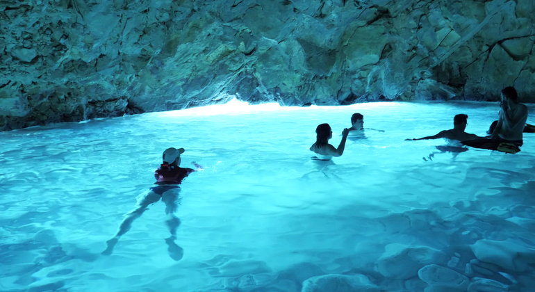 Grama Bay und Blaue Höhle Speedboat Tour