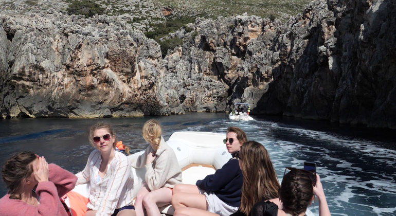 Grama Bay und Blaue Höhle Speedboat Tour