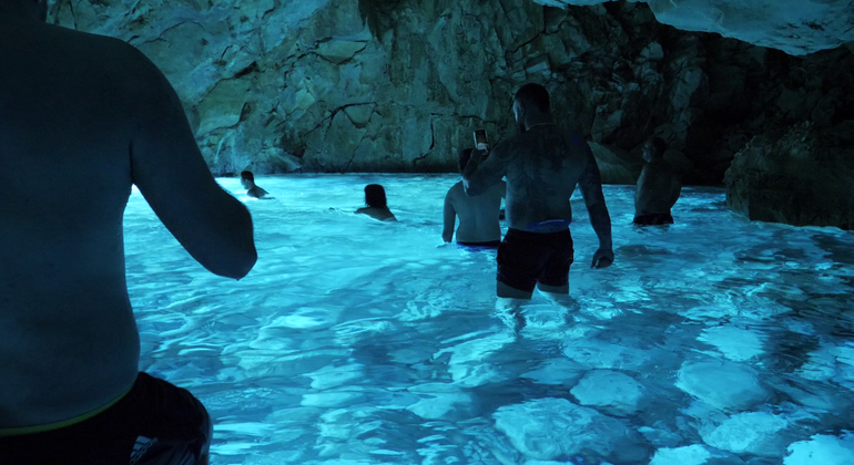 Grama Bay und Blaue Höhle Speedboat Tour