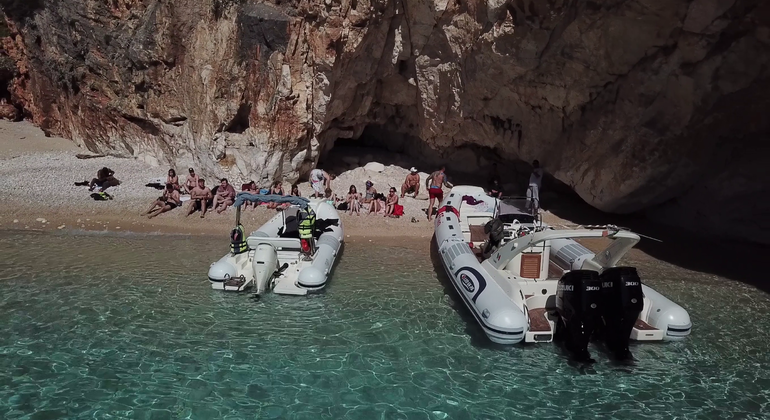 Grama Bay und Blaue Höhle Speedboat Tour
