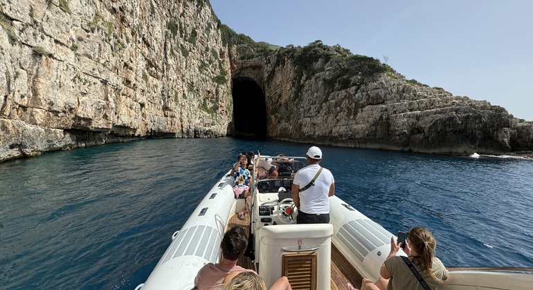 Grama Bay und Blaue Höhle Speedboat Tour