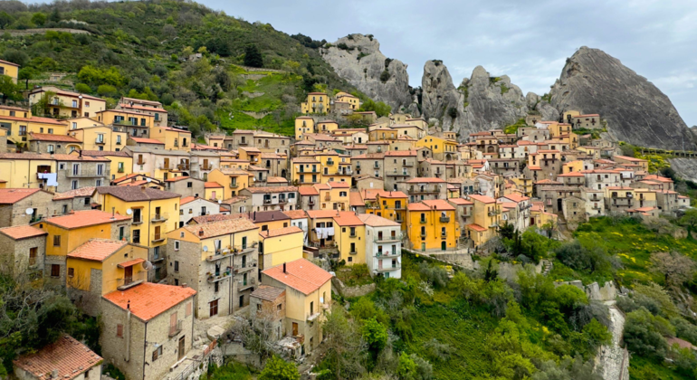 Excursión de un día a Castelmezzano: Paseo en Montaña Rusa y Vino