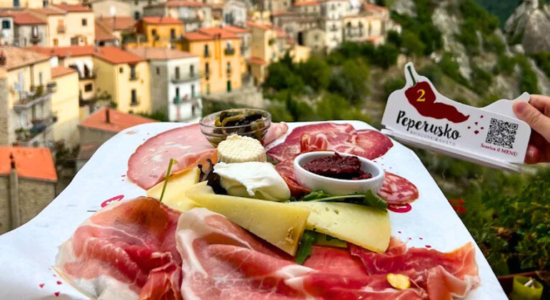 Excursión de un día a Castelmezzano: Paseo en Montaña Rusa y Vino