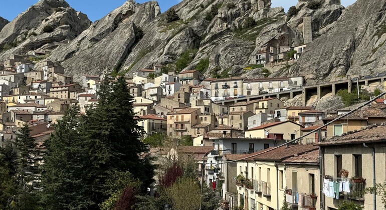 Excursión de un día a Castelmezzano: Paseo en Montaña Rusa y Vino