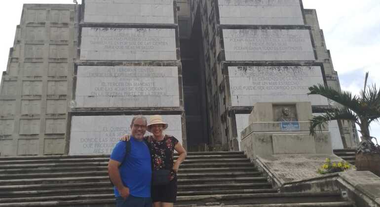 Explora Los Tres Ojos y el Faro a Colón