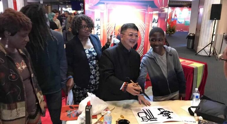Expérience de la calligraphie chinoise dans le hutong de Pékin