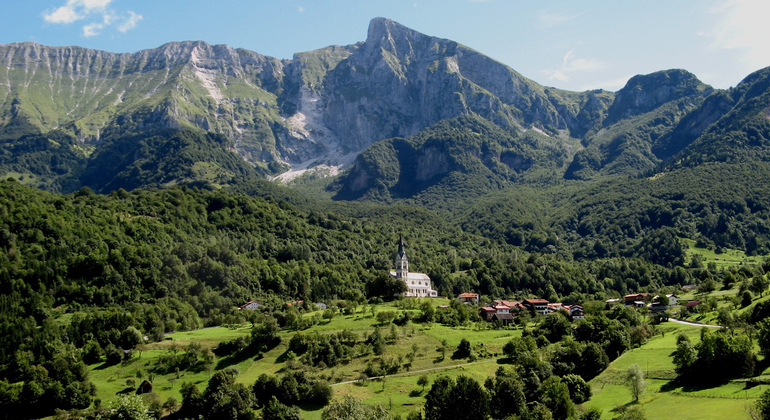 Soča Sur Completo: World War I and Turquoise Landscapes.