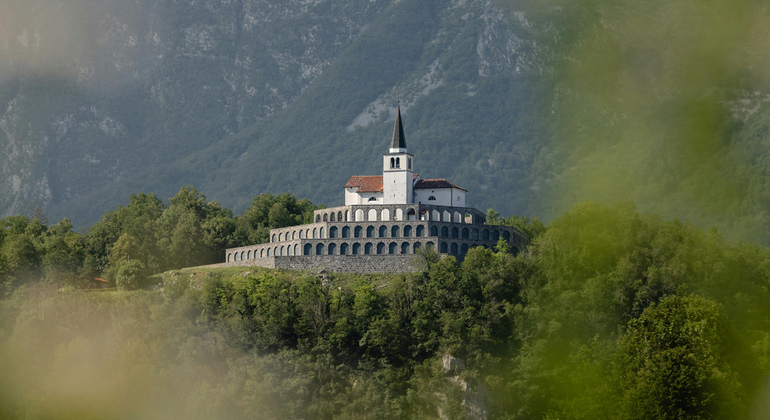 Soča Sur Completo: World War I and Turquoise Landscapes.