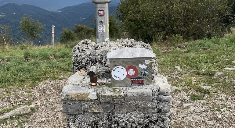 Soča Sur Completo: World War I and Turquoise Landscapes.