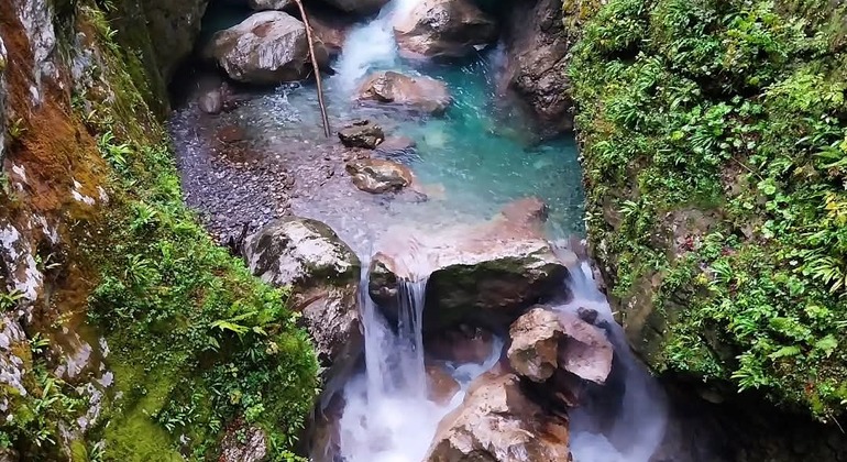 Soča Sur Completo: World War I and Turquoise Landscapes.
