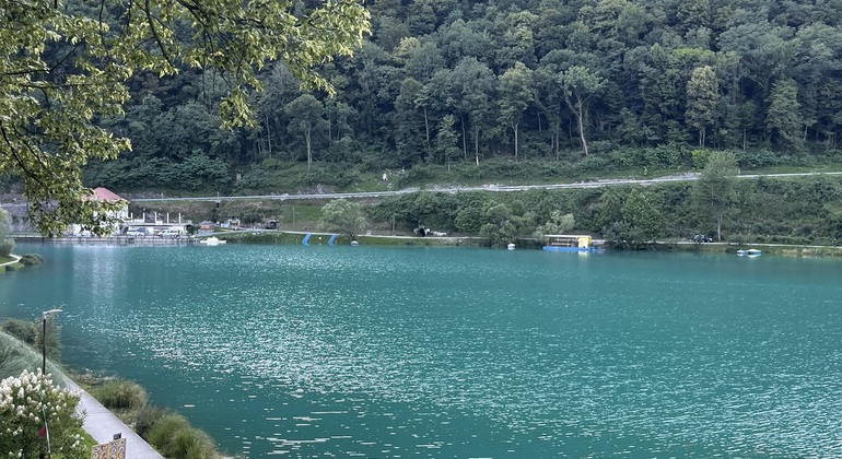 Soča Sur Completo: World War I and Turquoise Landscapes.