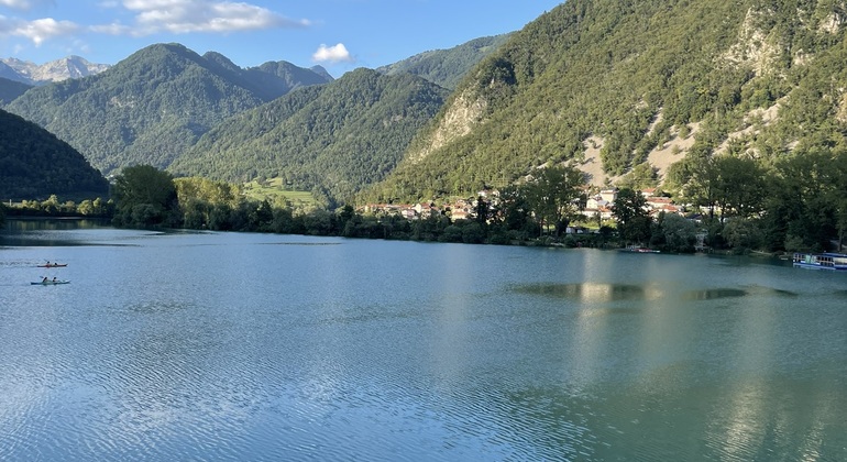 Soča Sur Completo: World War I and Turquoise Landscapes.
