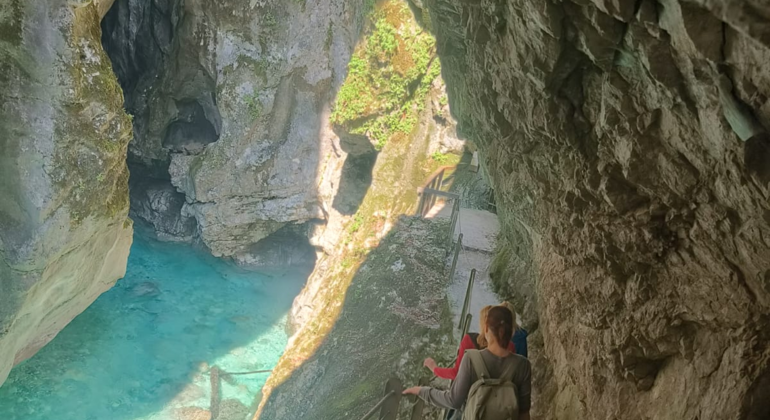 Soča Sur Completo: World War I and Turquoise Landscapes.