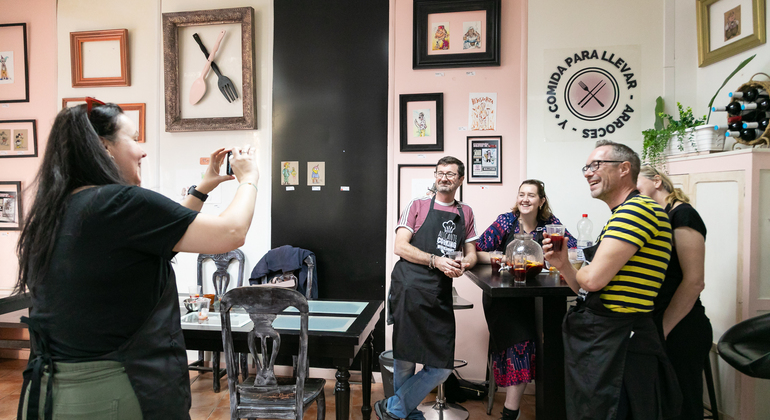 Clase de paella y sangría con tapas y visita al mercado