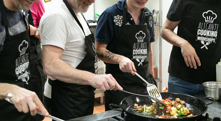 Clase de paella y sangría con tapas y visita al mercado
