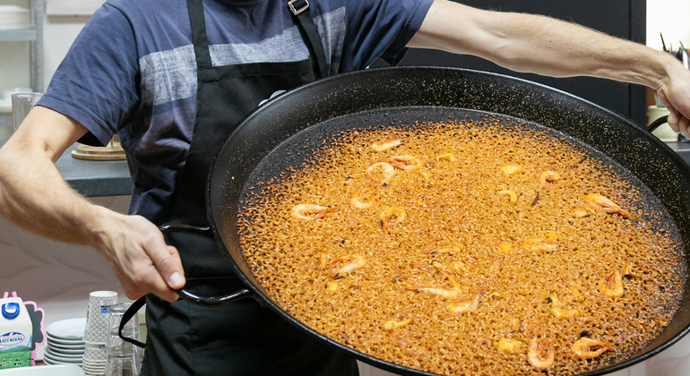 Clase de paella y sangría con tapas y visita al mercado