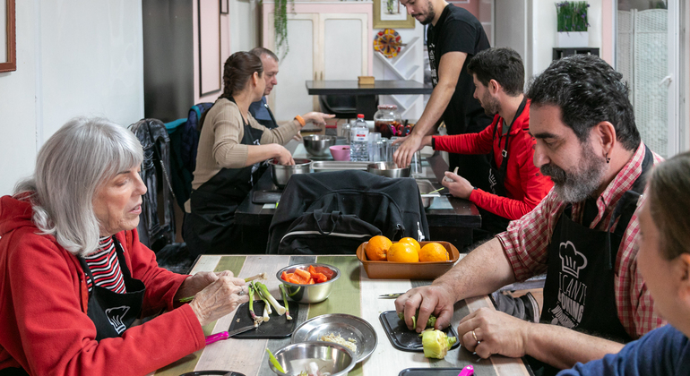 Clase de paella y sangría con tapas y visita al mercado
