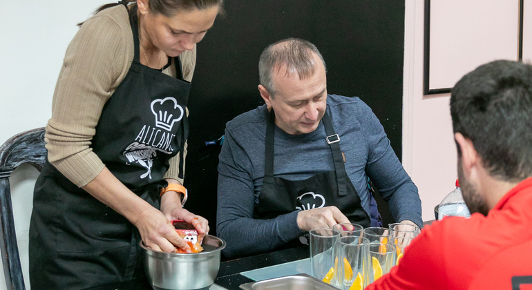 Clase de paella y sangría con tapas y visita al mercado