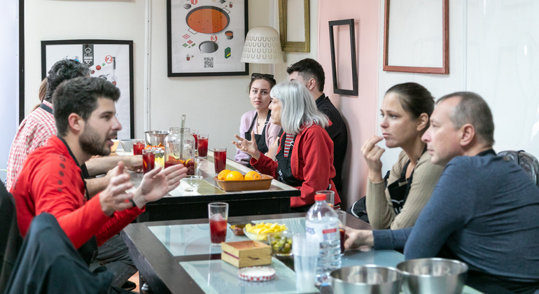 Clase de paella y sangría con tapas y visita al mercado