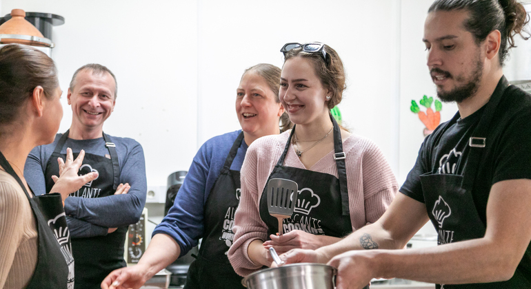 Clase de paella y sangría con tapas y visita al mercado
